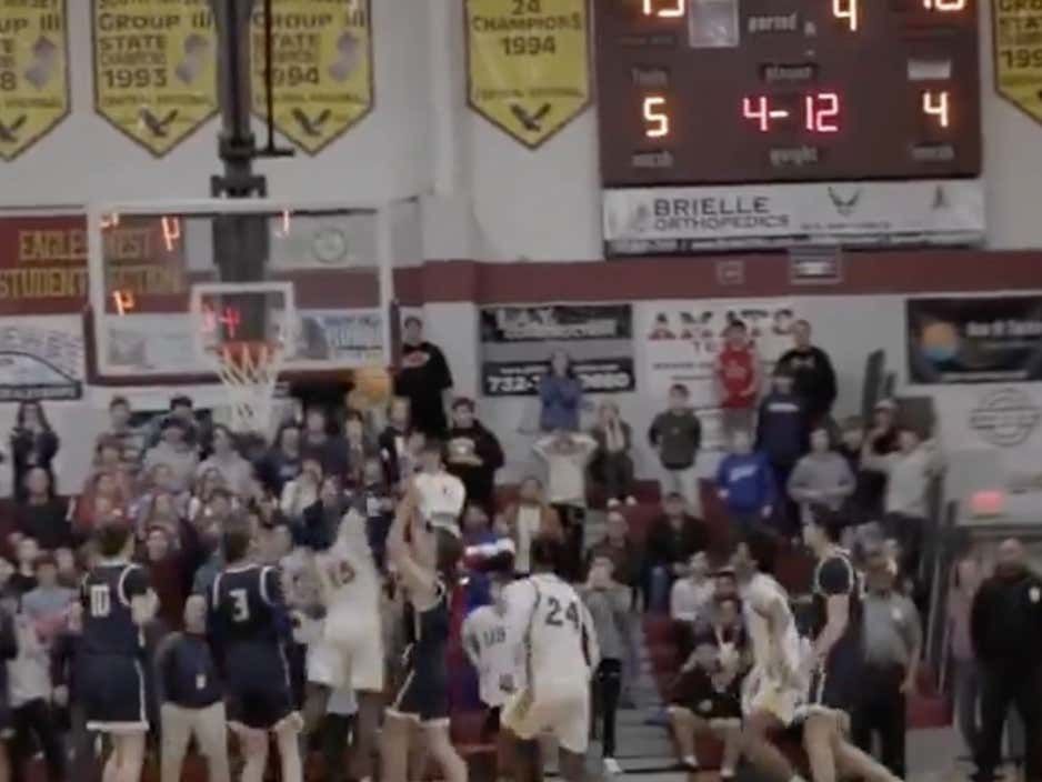 'Those Three Screwed These Kids. Print It 5 Times.' - Manasquan's Coach Should Never Stop Complaining About One Of The Worst Calls In The History Of Hoops barstoolsports.com/blog/3505959/t…