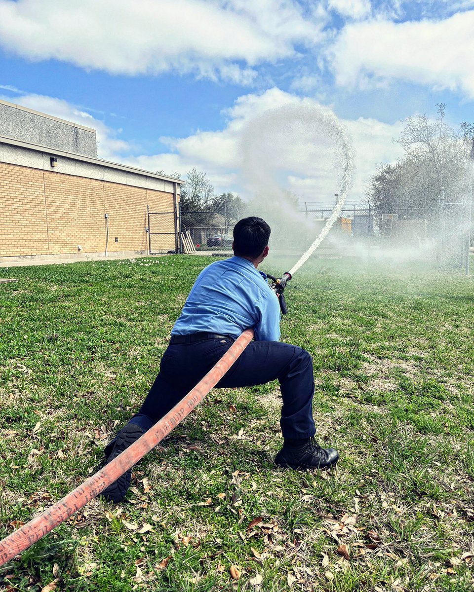 perryalonso's tweet photo. Flowin’ water with the Rookie on this beautiful H-Town day. #station60 #engine60 #pineypoint #houstonfire #hfd #houston https://t.co/Tn1b83kcGg