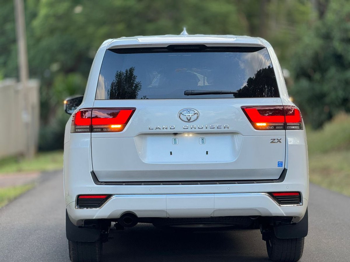 TOYOTA LANDCRUISER LC300 FULL LEATHER SUNROOF 2024 MODEL BRAND NEW