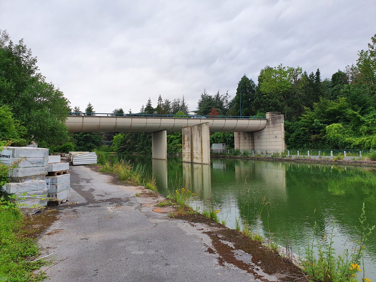 explorersclub92's tweet photo. @laurencewells @TMainStreetNews Here is the pillar for the never build bridge between Newport Bay Club and Sequoia Lodge. https://t.co/2nh32D3E0f