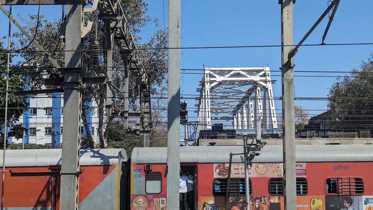 Finally, two years after demolition Carnac Bridge girders have arrived at the site. Carnac bridge near Masjid Bunder station in #Mumbai was declared unsafe for road traffic in September 2022 and demolished the next month. It will prove to be a key connector now since MTHL is…