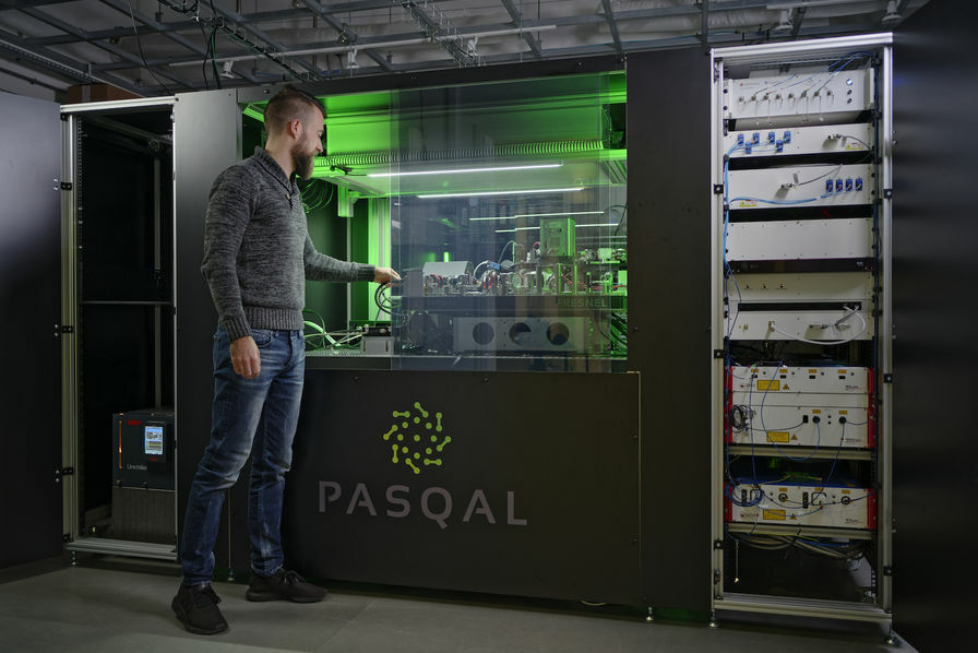 OpexNews's tweet image. 🇫🇷 La @DGA annonce la signature de contrats-cadre de 15 ans avec les cinq start-up françaises (@pasqalio, @Alice__Bob, @Quandela_SAS, C12 et Quobly) qui développent un ordinateur #quantique. D'ici 8 ans, ce programme baptisé #Proqcima, vise le développement de deux calculateurs…