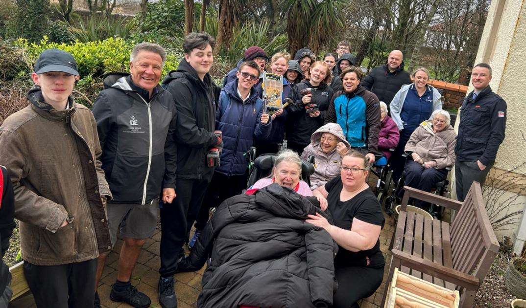 ardrossanherald's tweet photo. Caring Auchenharvie pupils make a bench and planters for Aoobtsofrd nursing home residents https://t.co/96KkEGq7Rv 🔗 Link below https://t.co/8VAH1EpZdQ