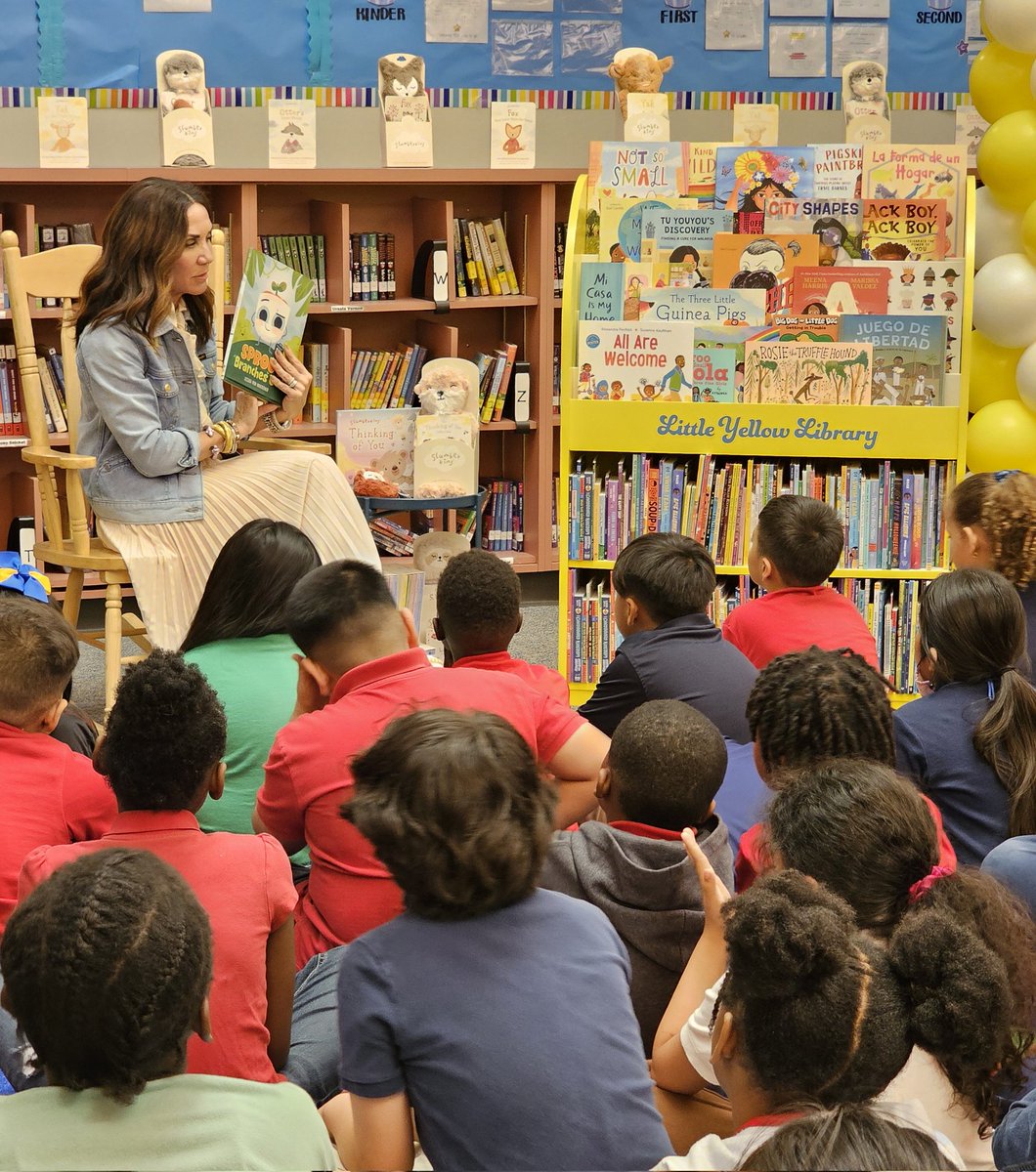 Thank you to the @KendraScott Foundation for donating a Little Yellow Library to our @Aliefsneed Dinos! Courtney Zavala shared a great story with us!
#SneedReads
#Readers4Life
#EveryStudentEveryDay 
@Alief_Libraries