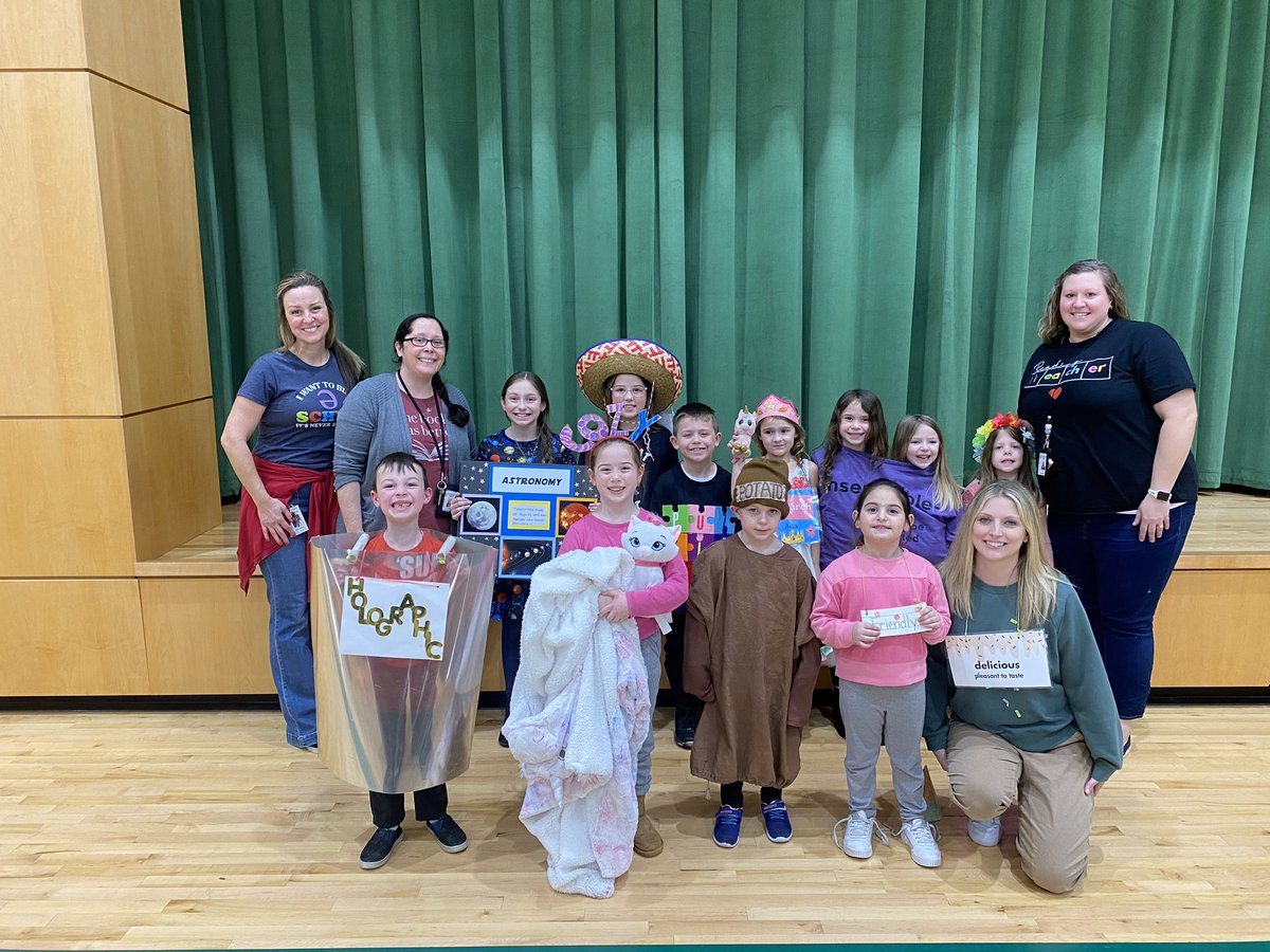 District Collaboration Alert! 🚨 When @LehighElemNASD needed some expert judges for their very first vocabulary parade, they had some help from Reading Specialists and teacher’s across district! #kkidsthrive