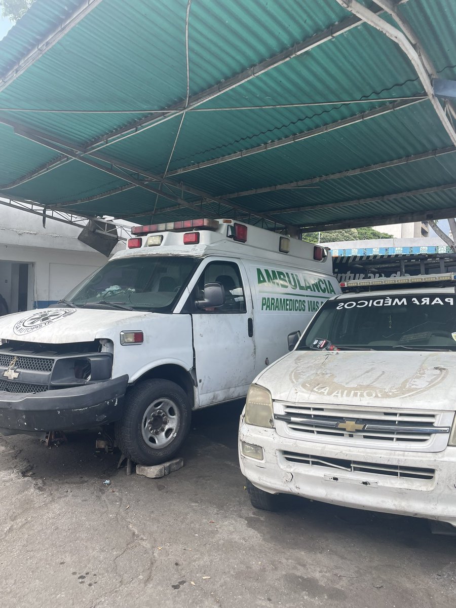 rcamachovzla's tweet photo. De tener 40 motos operativas, solo tienen 5 que funcionan y son del personal de voluntarios. Todas las Ambulancias tienen fallas de motor y no han podido restaurar ninguna, ni realizar mantenimiento preventivo. Una fuente extraoficial indicó, que solo cuentan con los 2 “autobús ambulancia”, pero los cauchos están lisos y no tienen aire acondicionado. Se hace un llamado al Ministerio de Transporte y autoridades competentes para que doten a Los Ángeles de la Autopista, esto para que puedan continuar prestando el servicio de atención de emergencias de manera efectiva, eficiente y rápida. 
Otra solución sería, como antes, que los paramédicos puedan apoyarse en la empresa privada para restaurar sus unidades.

Es preocupante saber que no se podrá contar, si siguen sin atender ese problema, con los paramédicos de vías rápidas que siempre son los primeros en llegar y siempre están dispuestos a salvar vidas.