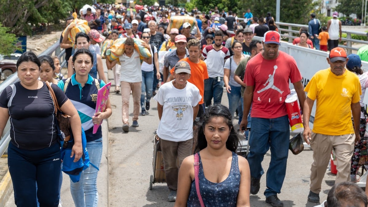 joseleandro60's tweet photo. Porque Maduro envía a Diosdado Cabello al Zulia ?
SABEN QUE MILES de venezolanos se devolverán de Colombia para votar a FAVOR de María Corina Machado
El MEÓN en el Zulia y el perro Bernal en el Tachira van a TRATAR de detener el Tsunami que se les viene https://t.co/hVR1rFgvWD