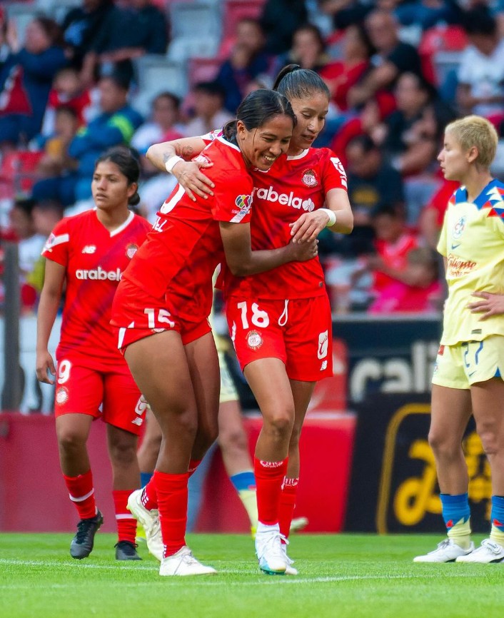 Toluca, en condición de local, se quedó con una vital victoria al vencer por 3-0 a América gracias a los goles de Brenda Woch, <a href="/LilianaRod10/">Liliana Rodríguez</a> y <a href="/nataliamaciasv/">tuti</a>
📷: <a href="/TolucaFemenil/">Toluca FC Femenil</a>