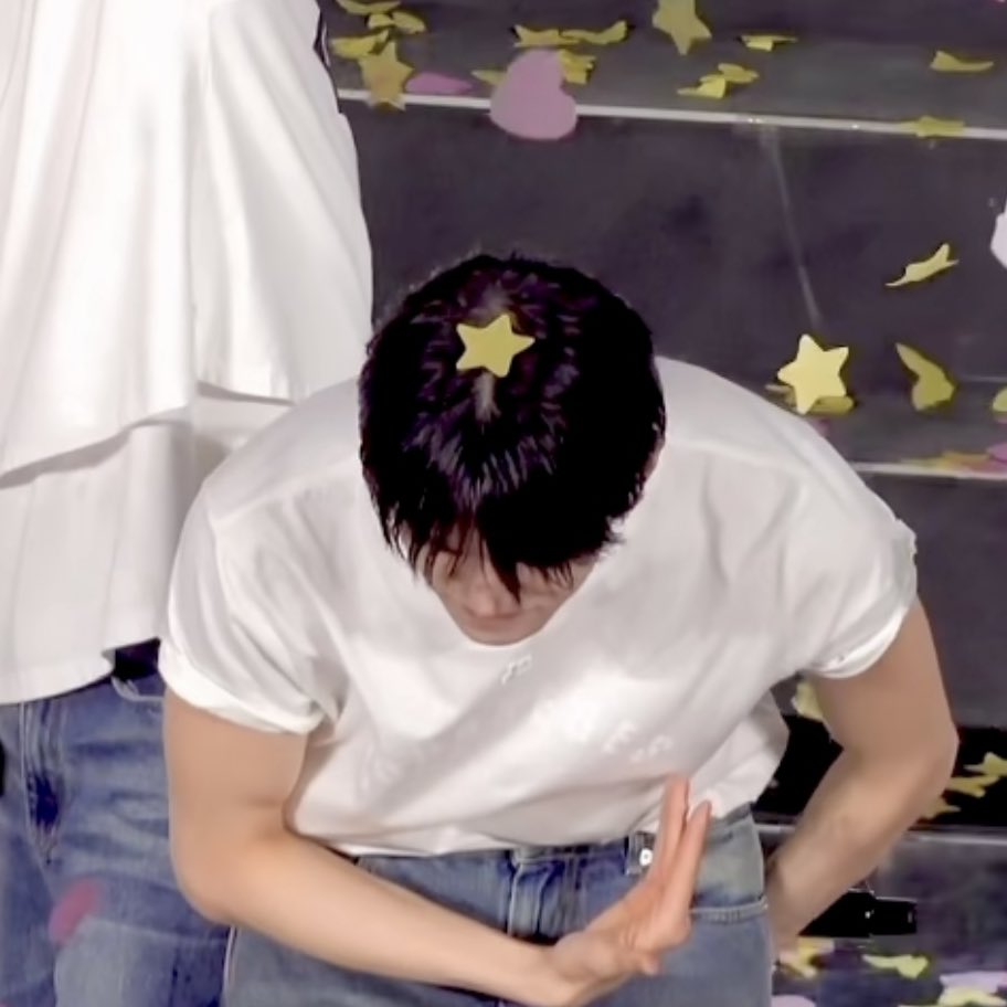 hourlyjunie's tweet photo. the way the star landed perfectly on his head https://t.co/VGJHrfZjNX