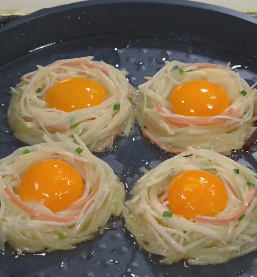 低脂肪・低カロリーのエッグパンケーキに細切りジャガイモが入っており、外はきつね色にキャラメリゼされていて、中は柔らかくて、一口食べると濃厚な食感で本当に美味しいです！