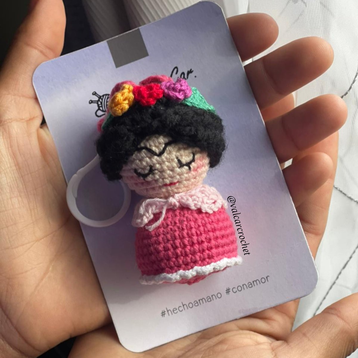 CrochetValcar's tweet photo. •Si yo pudiera darte una cosa en la vida, me gustaría darte la capacidad de verte a ti mismo a través de mis ojos. Sólo entonces te darías cuenta de lo especial que eres para mí...
Frida Kahlo ✨
llaverito crochet 🧶🙌🏽 
#valcarcrochet #hechoamano #conamor #fridacrochet https://t.co/QD2VDsjiSW