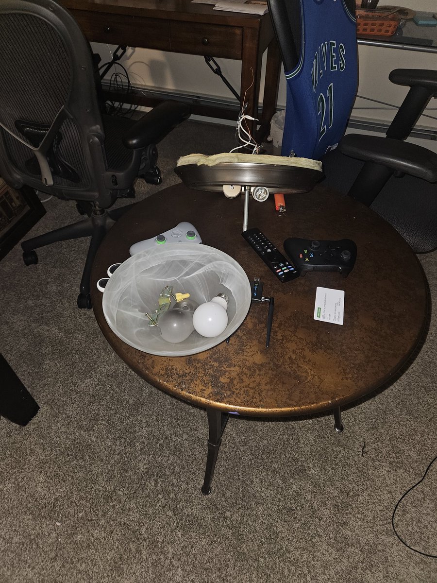 delaynaxblu's tweet photo. Bro my light has been like this for TWO DAYS what is happening???? https://t.co/JKZC9Hglof