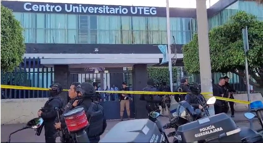NotiClickGDL's tweet photo. Intensa movilización en la universidad UTEG de la colonia Atlas por una agresión de un sujeto con cuchillos y hacha; ya se encuentra detenido. 
Se reportan dos mujeres asesinadas y un hombre lesionado. Colapsado el tráfico vehicular por la zona. Toma precauciones. https://t.co/B0a1X1HLvk