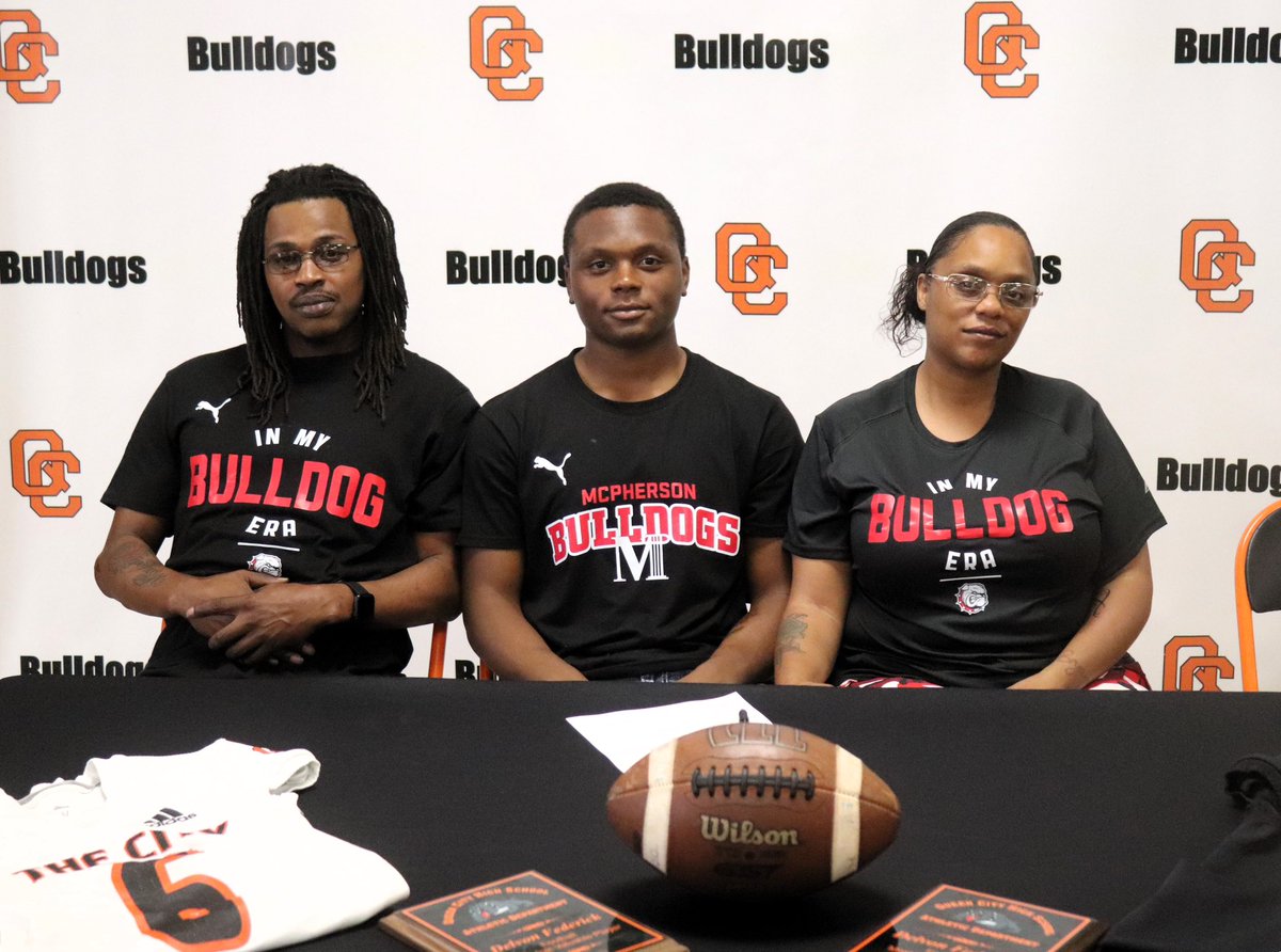 DelvonF20's tweet photo. Can’t wait to be part of the @MACBulldogsFB @CoachJFisc  🔴⚪️ https://t.co/gblVPFskD7