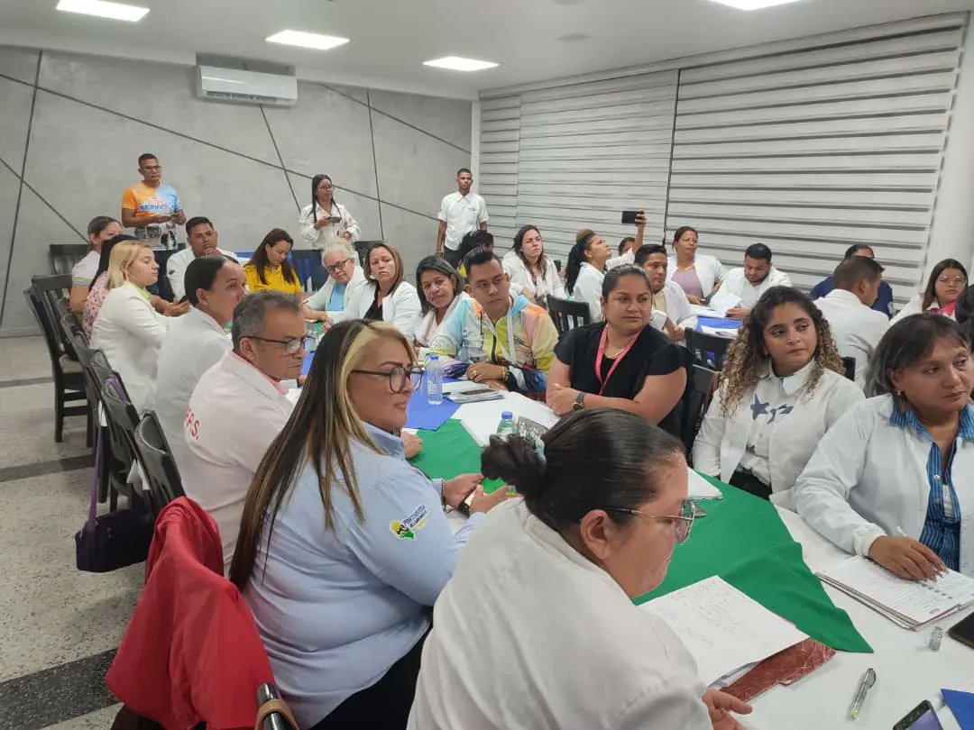 A esta hora presente en la reunión de trabajo del Estado Mayor de Salud de #Portuguesa  con la presencia de cinco Viceministros, directores de ASIC, hospitales y red hospitalaria, autoridad única de Salud, Primera Combatiente María Gabriela Gil

#NadieNosDetiene