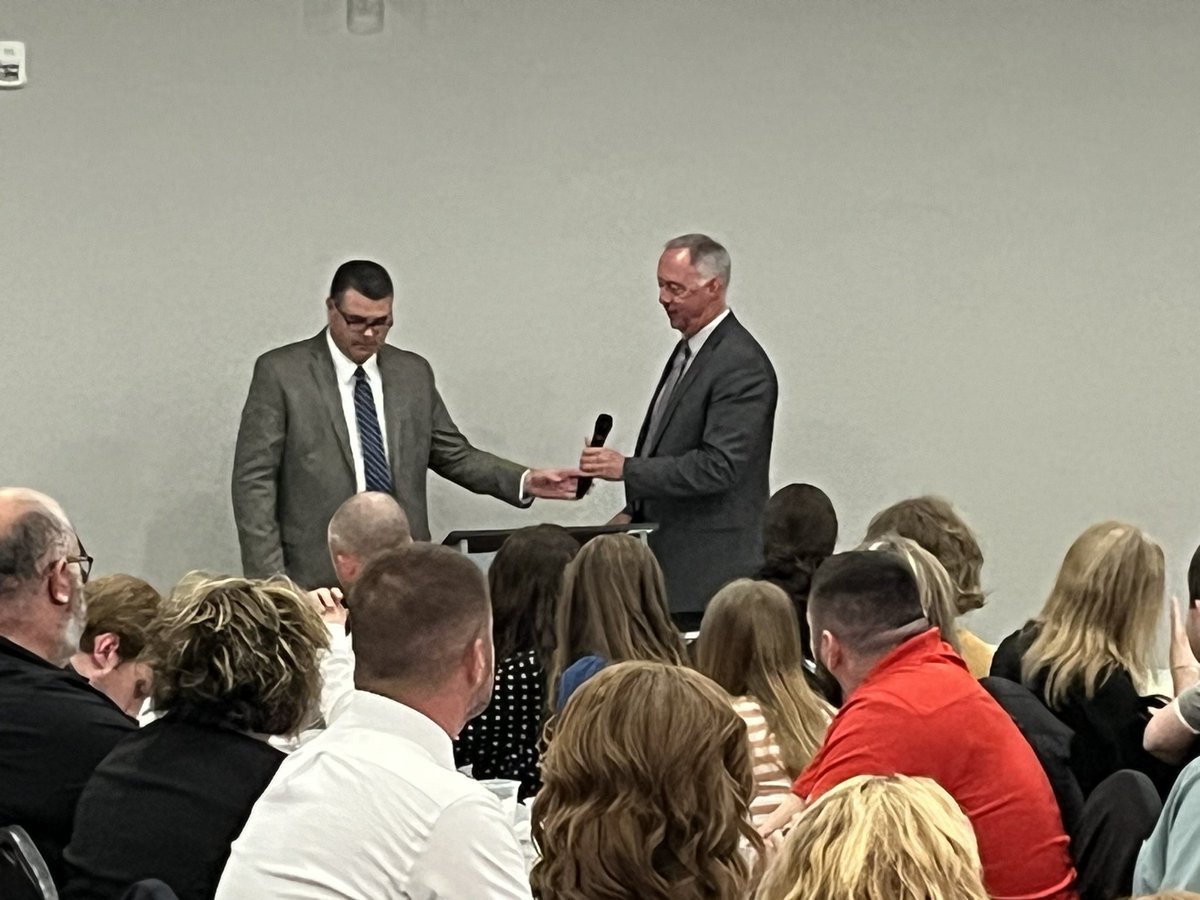 twyatt2200's tweet photo. Mr Chris Simpson speaking to honored students &amp; parents @ilprincipals Wabash Valley Region Student Banquet #opentoopportunities
#beginwithyes https://t.co/icYO1hozRY