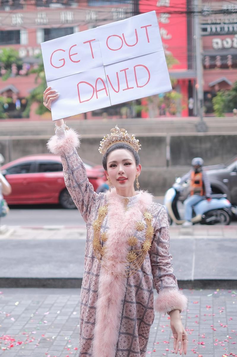 MotulX22's tweet photo. David is trying to put the blame on the Chinese for his behaviour...
David kicked a Thai doctor and her female friend when they were sitting on the villa's steps in Cape Yamu, which they assumed was a public property. Investigations following the case led to the discovery that the steps to the villa were indeed encroached on public land.
He said he did that because there were Chinese who did the same before...
Lol, you should get out, David...
https://t.co/9Dnt4pf0mq
#GetOutDavid