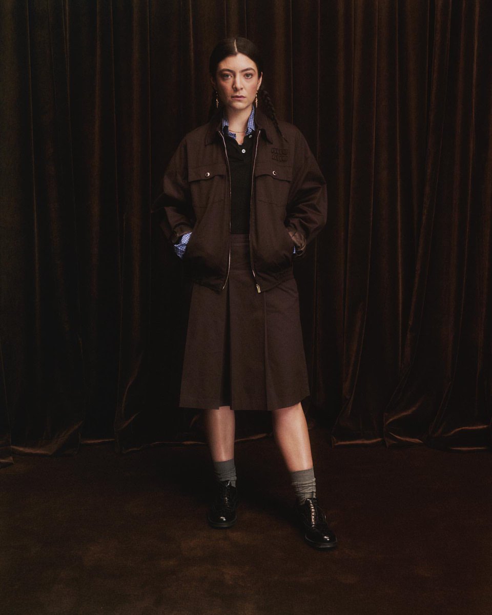 __LineaBuild's tweet photo. Lorde at Miu Miu’s after party organized by Gigi Hadid + new pic shared via the brand’s Instagram.

#ParisFashionWeek https://t.co/sMRHQGdzpt