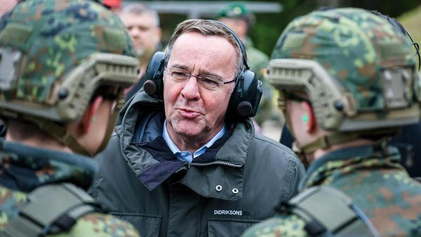 „Die Aussetzung der Wehrpflicht war ein Fehler“, bedauert der aktuelle Verteidigungsminister die damalige Entscheidung. Angesichts der Bedrohung durch Russland fordert Boris Pistorius von Deutschland, „kriegstüchtig“ zu werden. 
Quelle: msn.com/de-de/nachrich…