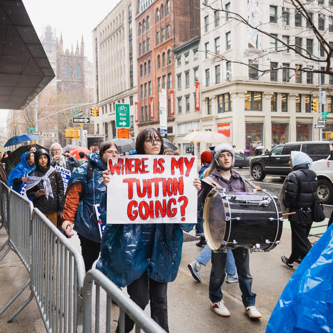 UAW's tweet photo. Despite the rain, student workers and supporting faculty were out in force at the SENS-UAW (Local 7902) picket on Fifth Avenue today. Student workers deserve to earn a living wage!
#StandUpUAW #Solidarity

@SENSUAW | @UAW7902 | @uawregion9a | @newstudentswork

📸: Alexandra Chan https://t.co/jSBdI4HRsL