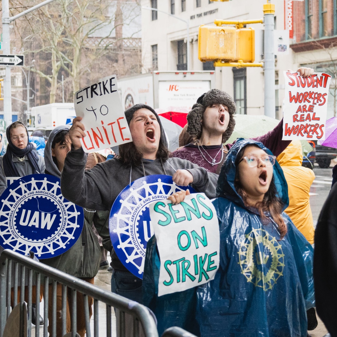 UAW's tweet photo. Despite the rain, student workers and supporting faculty were out in force at the SENS-UAW (Local 7902) picket on Fifth Avenue today. Student workers deserve to earn a living wage!
#StandUpUAW #Solidarity

@SENSUAW | @UAW7902 | @uawregion9a | @newstudentswork

📸: Alexandra Chan https://t.co/jSBdI4HRsL
