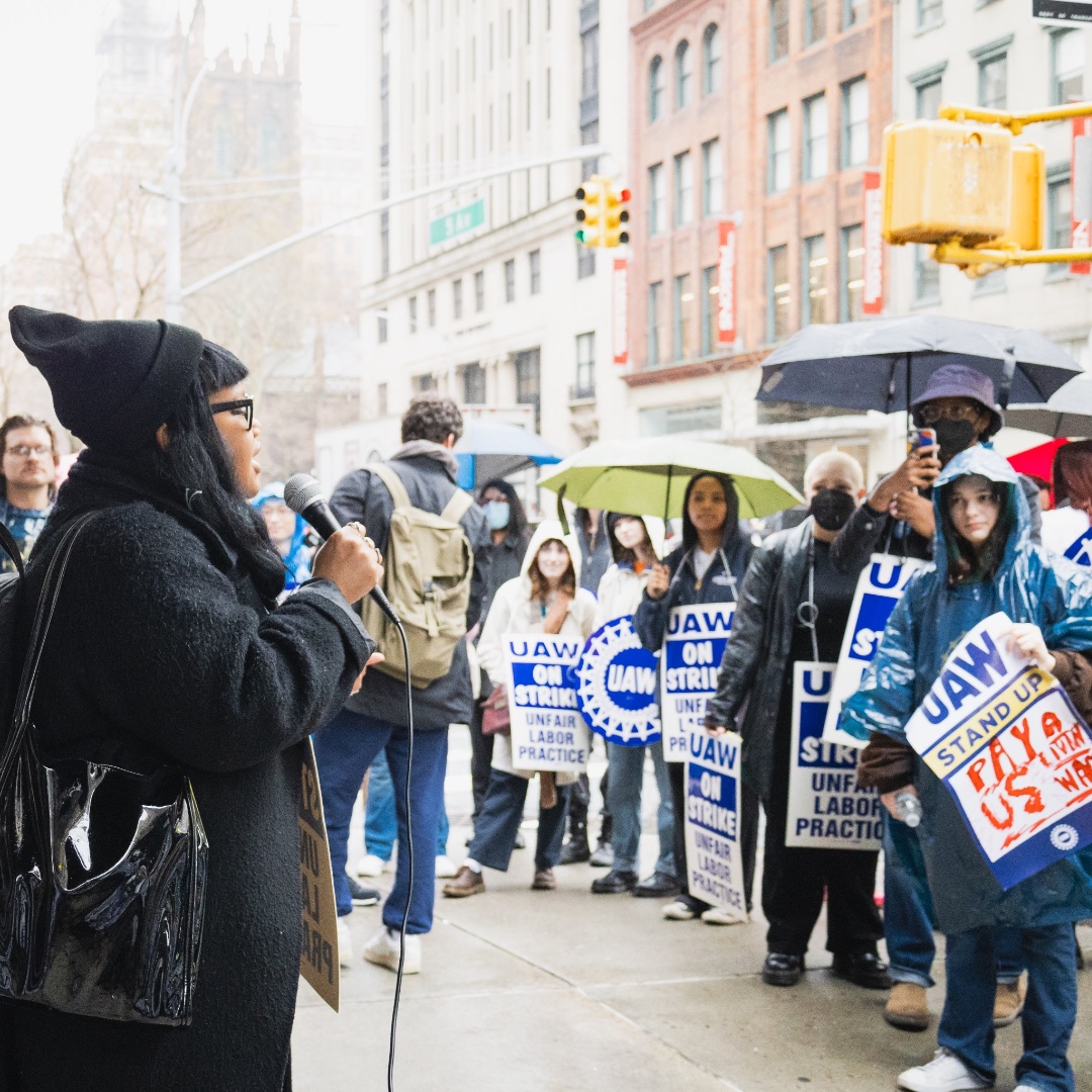 Despite the rain, student workers and supporting faculty were out in force at the SENS-UAW (Local 7902) picket on Fifth Avenue today. Student workers deserve to earn a living wage! #StandUpUAW #Solidarity @SENSUAW | @UAW7902 | @uawregion9a | @newstudentswork 📸: Alexandra Chan