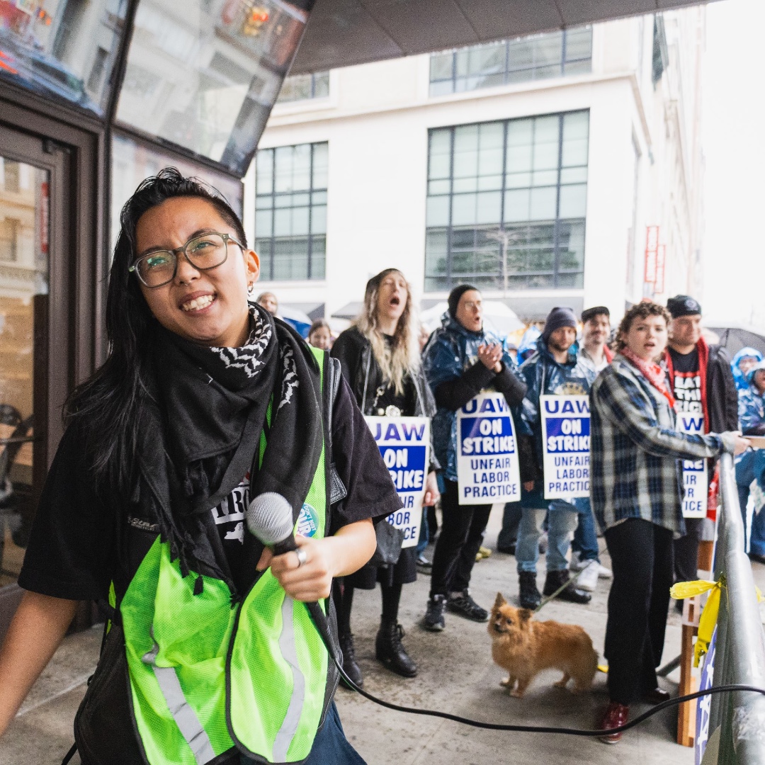 UAW's tweet photo. Despite the rain, student workers and supporting faculty were out in force at the SENS-UAW (Local 7902) picket on Fifth Avenue today. Student workers deserve to earn a living wage!
#StandUpUAW #Solidarity

@SENSUAW | @UAW7902 | @uawregion9a | @newstudentswork

📸: Alexandra Chan https://t.co/jSBdI4HRsL
