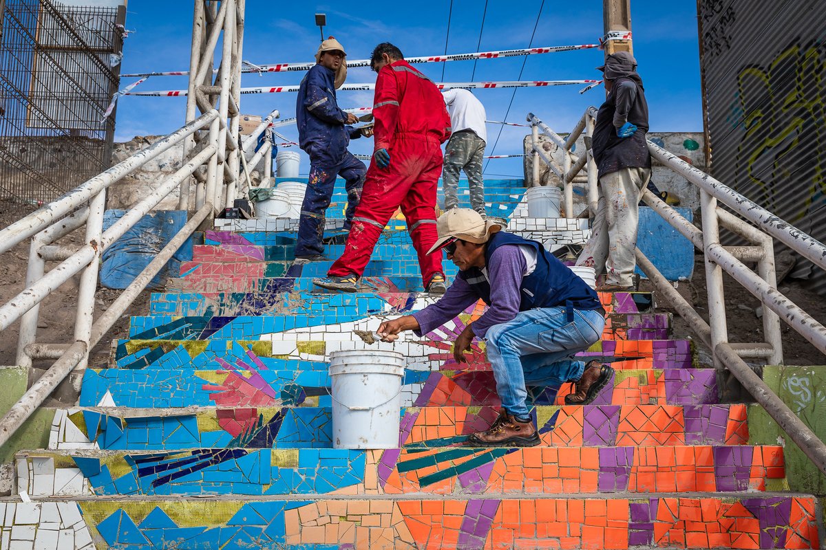 Gerardo_Arica's tweet photo. Comienza a tomar forma el mosaico más grande de #Arica en la escalera de Playa Chinchorro. Lindo resultado del taller de nuestra Academia AMA por la Integración y que en las próximas semanas inauguraremos. Taller de arte y oficio para recuperar los espacios públicos. https://t.co/RqM4KVXkzm