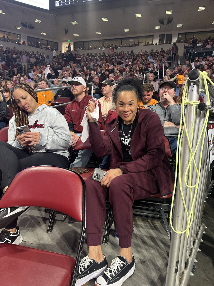 AmandaPooleTV's tweet photo. Look who’s here!

@dawnstaley cheering on @GamecockMBB tonight:

@wachfox https://t.co/nLDvg0JdaP