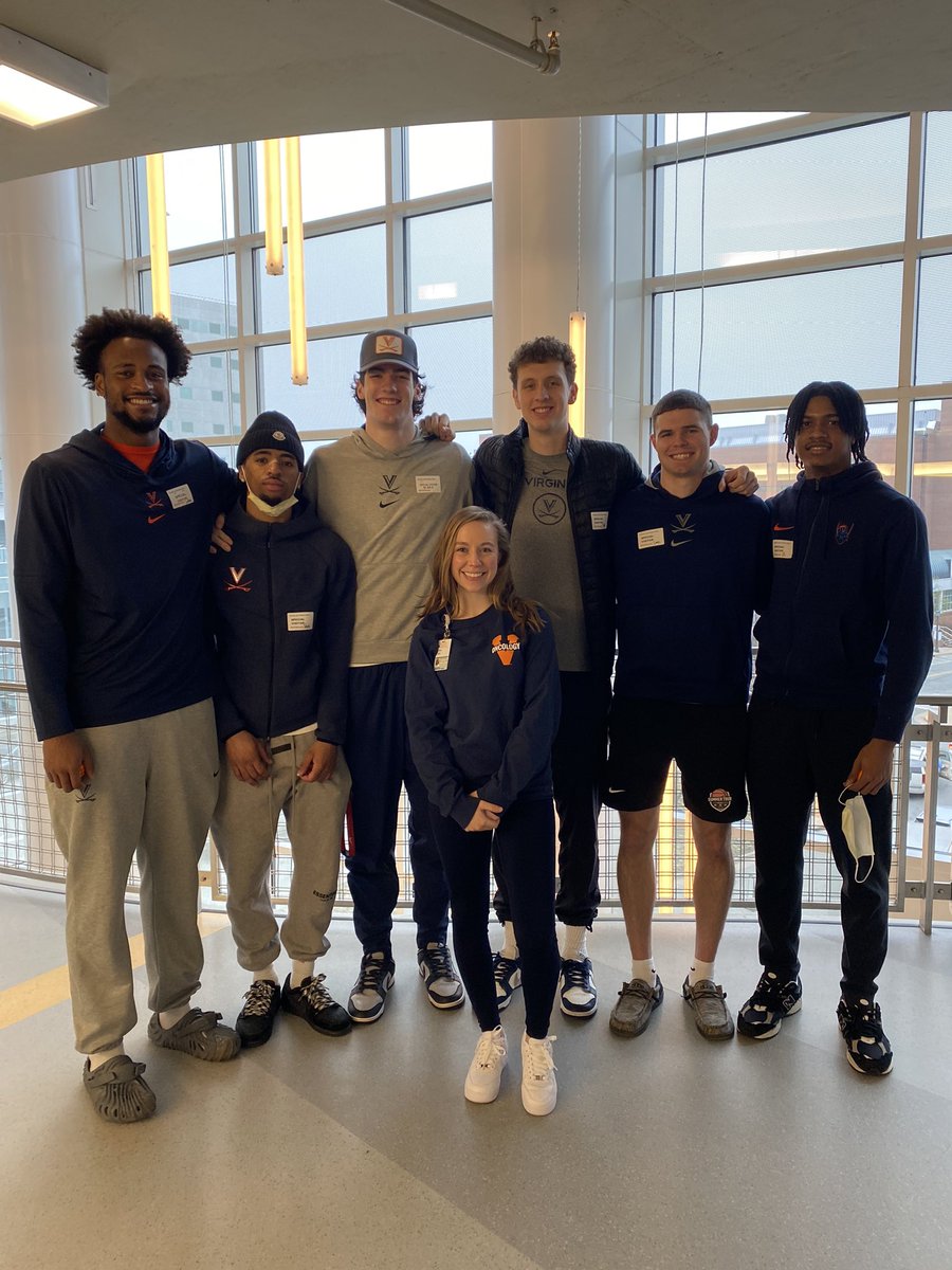 Thanks to @uvamenshoops & @CavFuturesFDN for making time to visit our @UVACancerCenter patients today. 🏀❤️