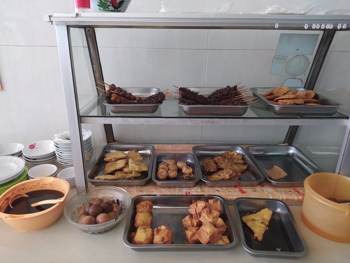jejakdolan's tweet photo. Pagi ini JD melipir ke Soto Soenaryo di Semarang. Setelah lama gak ke sini, sekarang kita bisa milih dan ambil lauk sendiri, lho. Ada sate, tempe, tahu, telur 🤤

Nah, kalau Kawan Dolan sarapan soto, milih ditemenin tahu goreng, tempe crispy, atau si dia?

https://t.co/FL5eO1Cbgz https://t.co/6LLj9lGj8d