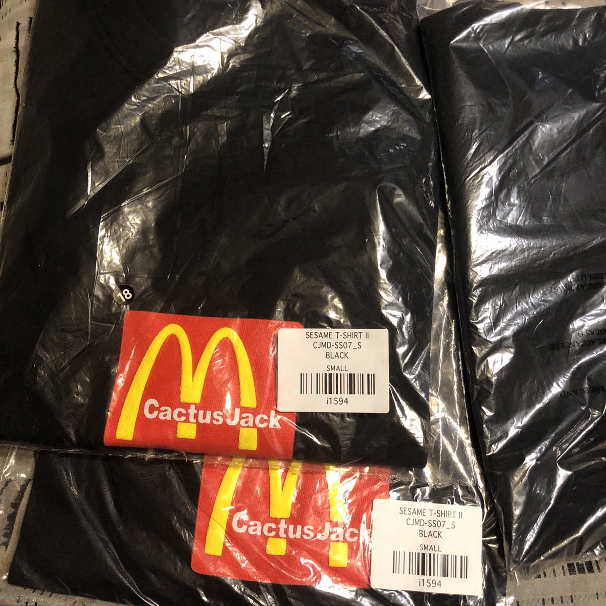 MasonKeon's tweet image. $55 FREE SHIPPING ✅

Travis Scott Cactus Jack x McDonald's Sesame T-Shirt Black Mens Size S ebay.com/itm/2260342213… #eBay via @eBay #SizeSmall