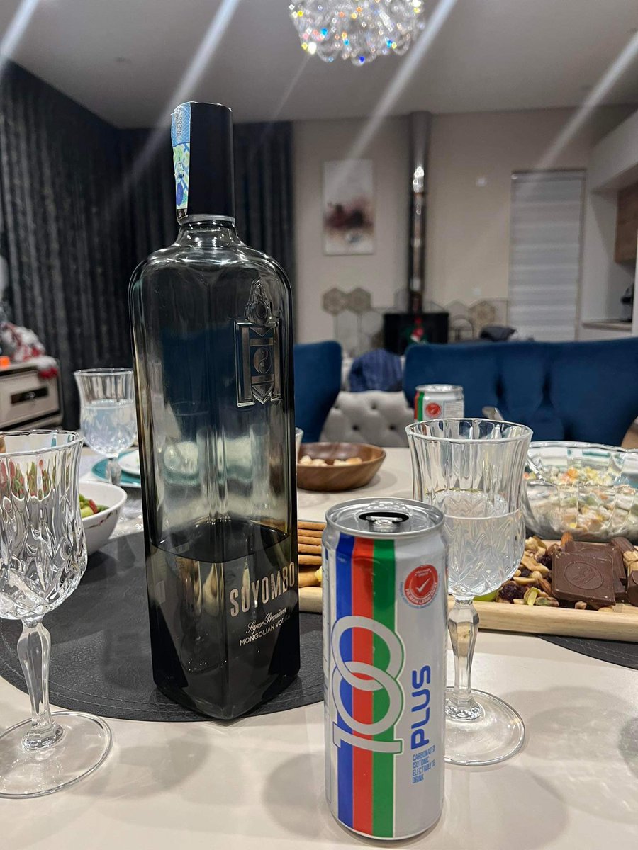 Мартын 8-наар юу уух уу? гээд асуугаад бхын. 100гр+100Plus=коктайль 
Ингээд уухаар зөөлөн, шартахгүй, зүгээр л юм байна