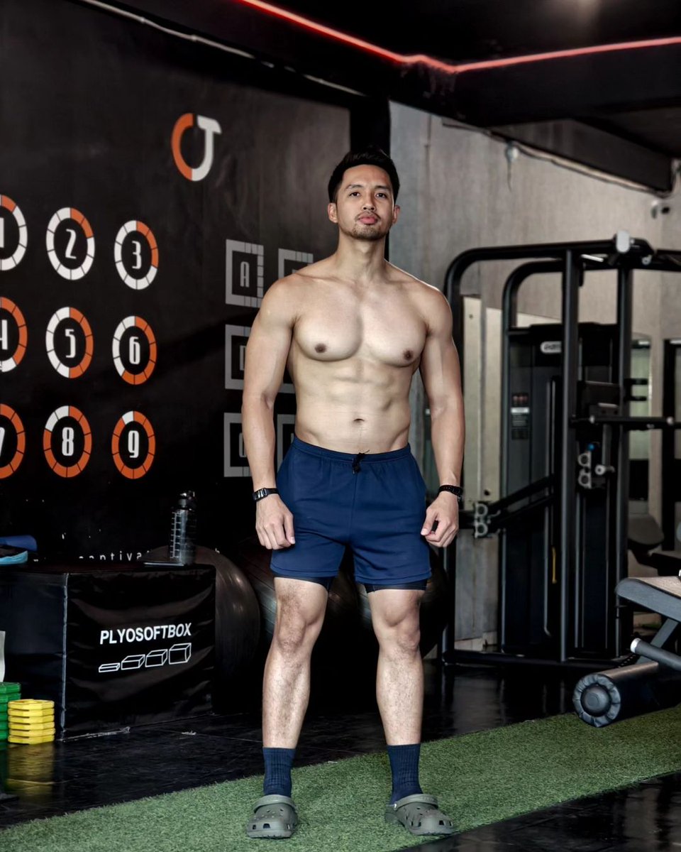 mrvvip's tweet photo. Gilbert Pangalila shirtless on gym pose. #modelwatch https://t.co/78TabCmO8P