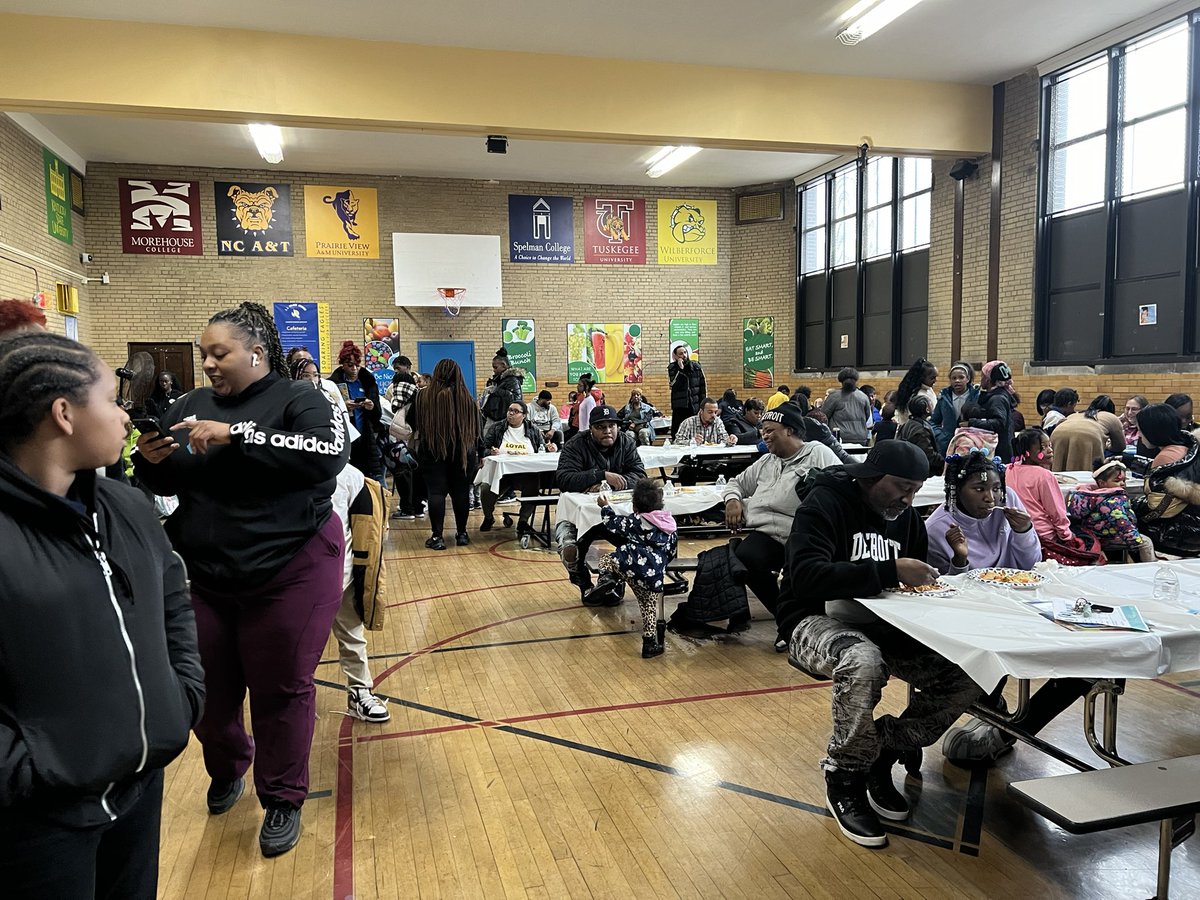 alholmes_dpscd's tweet photo. A.L. Holmes Community comes together to celebrate Family Game Night in a Big Way! https://t.co/gooQ0wxba9