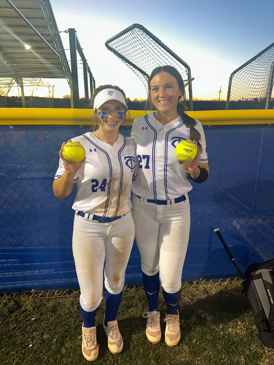 Home runs tonight for me and @KayleeDunn22!!! @softball_tchs