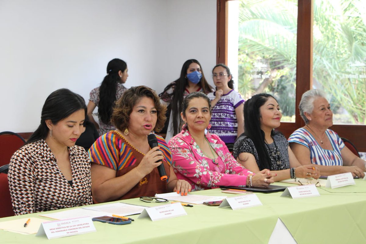 tsjoaxaca's tweet photo. A fin de dar continuidad a los trabajos de coordinación interinstitucional para prevenir, atender y erradicar la violencia de género, la Secretaria de @SM_GobOax, @Elisa_ZepedaOax, tomó protesta a la Pdta. @MagistradaBRJ, como Vocal del #PASEVM. https://t.co/DZ5z2ViXGz
