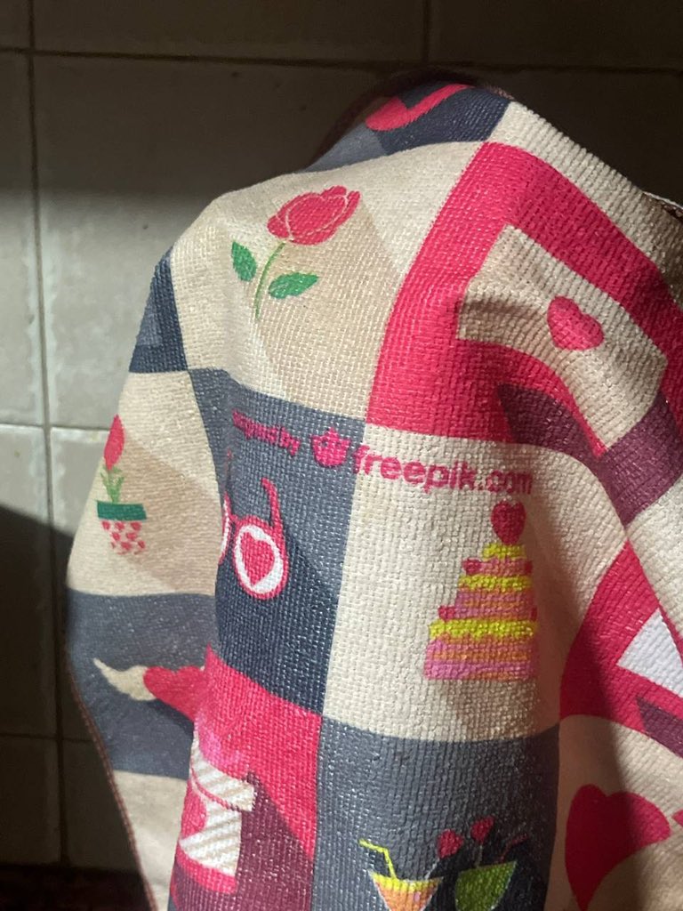 esIsaacF's tweet photo. tengo un paño de cocina con marca de agua de freepik https://t.co/4NDg6sbjra