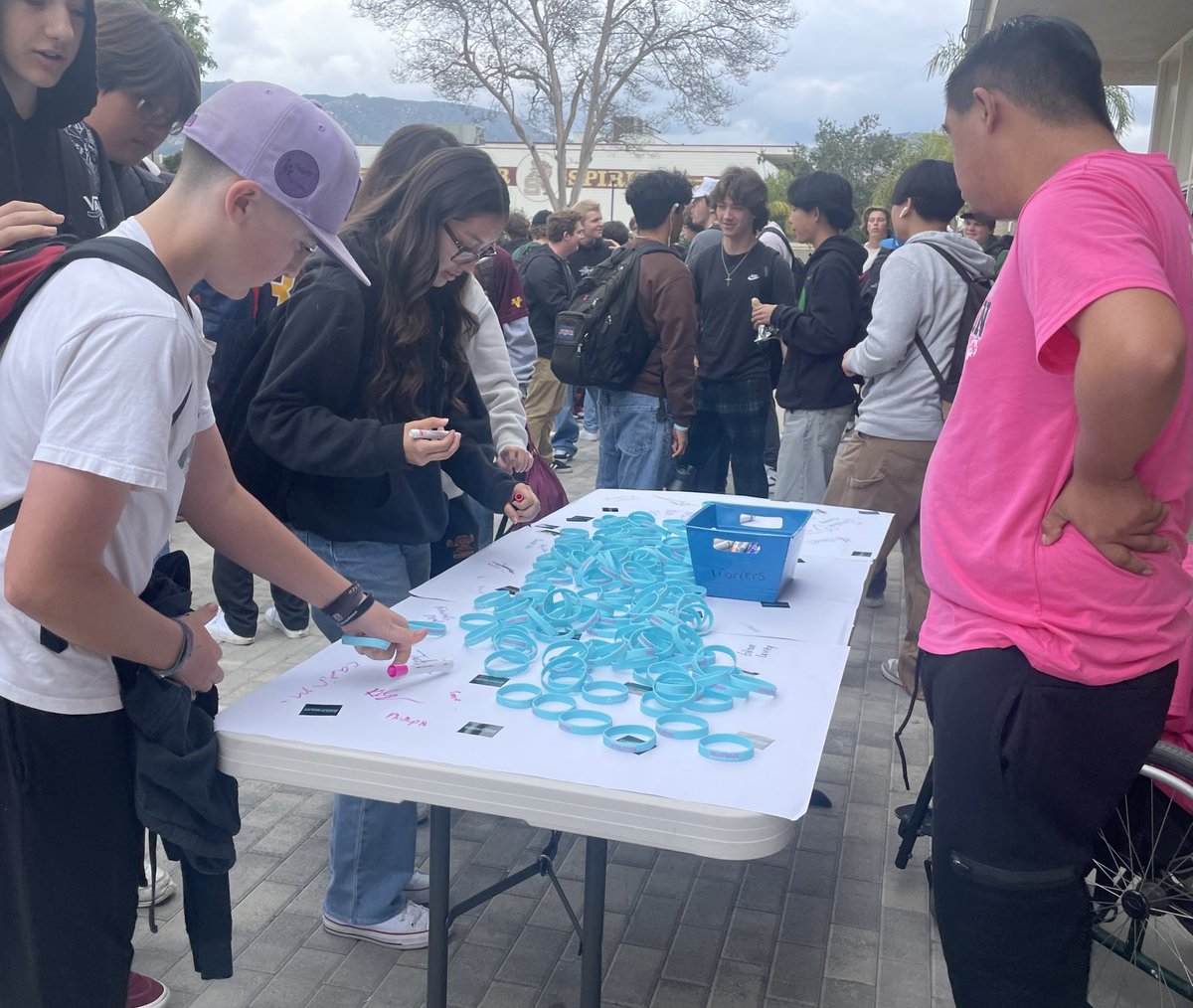 More than 200 ⁦<a href="/SimiValleyHS/">Simi Valley High</a>⁩ students #choosetoinclude for the global event raising inclusion awareness❤️