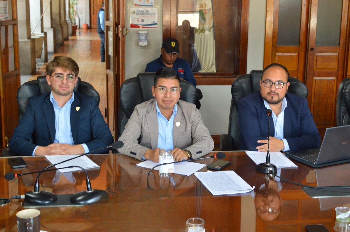 SBX_causa's tweet photo. Hoy, los tres concejales titulares de #SBX completaron su primera sesión tras superar medidas de alejamiento. Estamos de regreso, firmes en nuestra misión de trabajar por Quetzaltenango. Confiamos en seguir adelante sin más obstáculos. #Quetzaltenango #Compromiso https://t.co/RXz16MTYRv