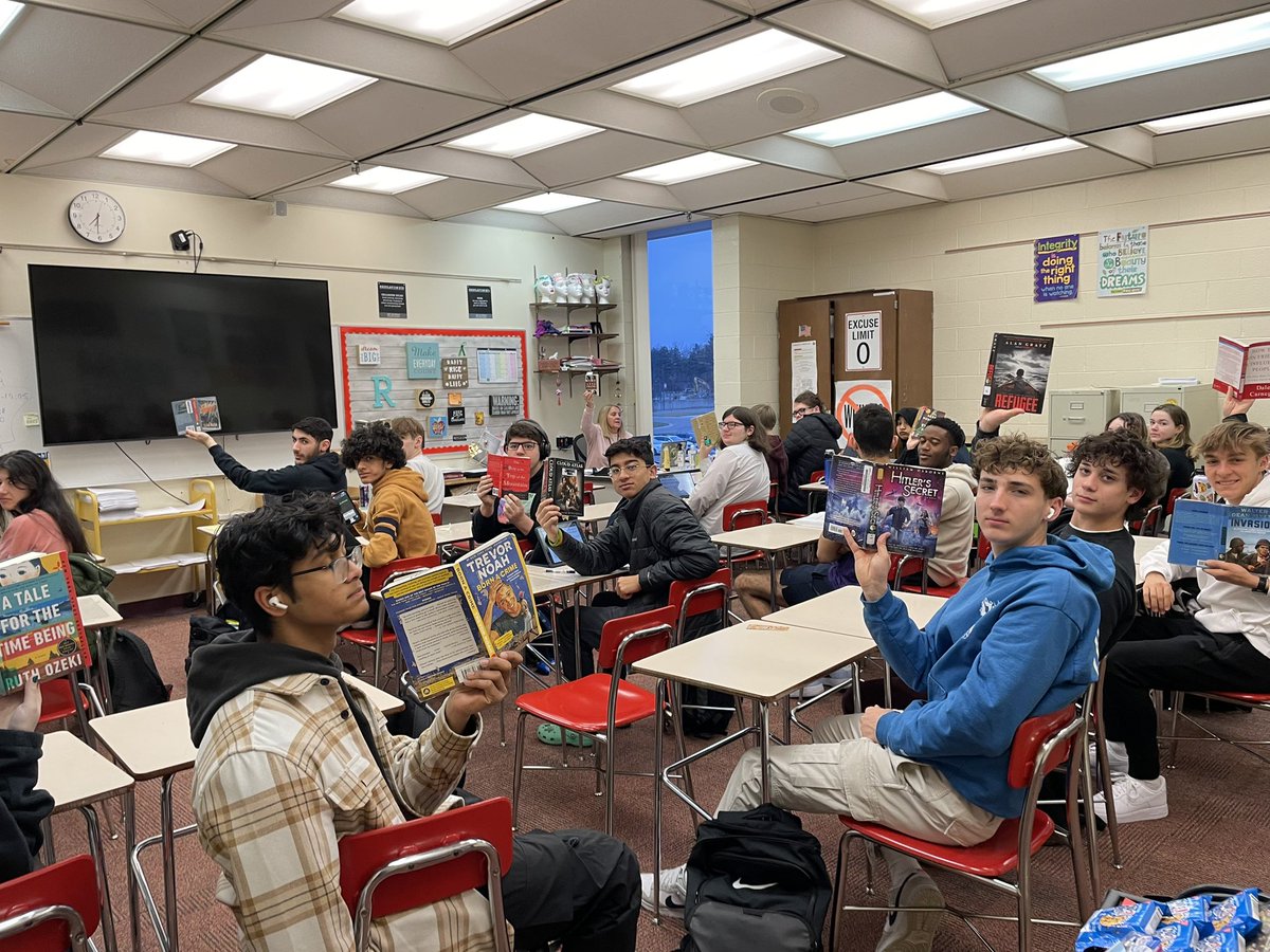 AthensMedia's tweet photo. What a great DEAR day at Athens!😍📚 I was able to visit 25 participating classes in ALL subject areas with over 600 free snacks/drinks! Thanks for reading, Red Hawks!❤️💛@troy_athens https://t.co/OcTnzca0VQ