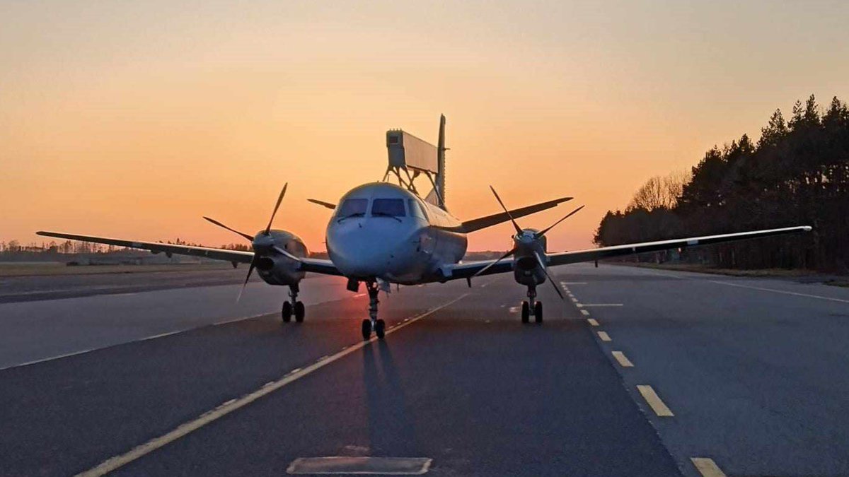 And here it is! The first of two 🇸🇪 @Saab 340 AEW early warning aircraft ordered for the Polish 🇵🇱 army already in #Gdynia! ✈️ It will soon be guarding the Polish sky, thus contributing to the security of our region and the entire eastern flank of #NATO!