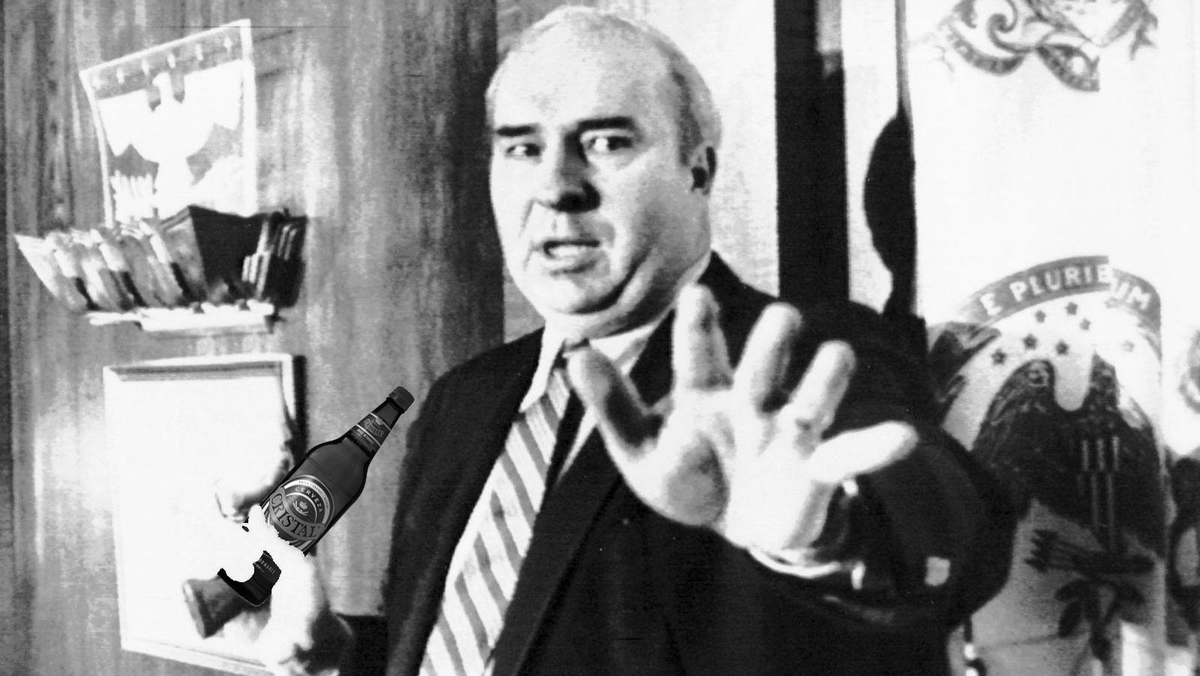 who_shot_jgr's tweet photo. ahh yeah here he comes, big double d, r budd dwyer himself, looks like he brought a
🎵CERVEZA CRISTAL🎵 https://t.co/kKL6sFTUPl