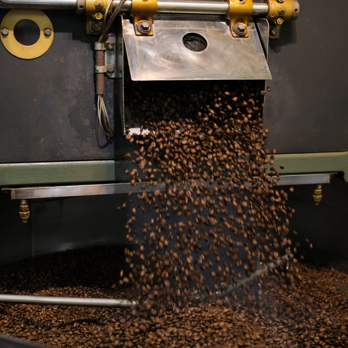 Freshly roasted here in Kona → to your door! 🚪 Become a member of the Greenwell Farms Coffee Club to enjoy the freshest brew with 15% off. Sign up: bit.ly/3USj4AM