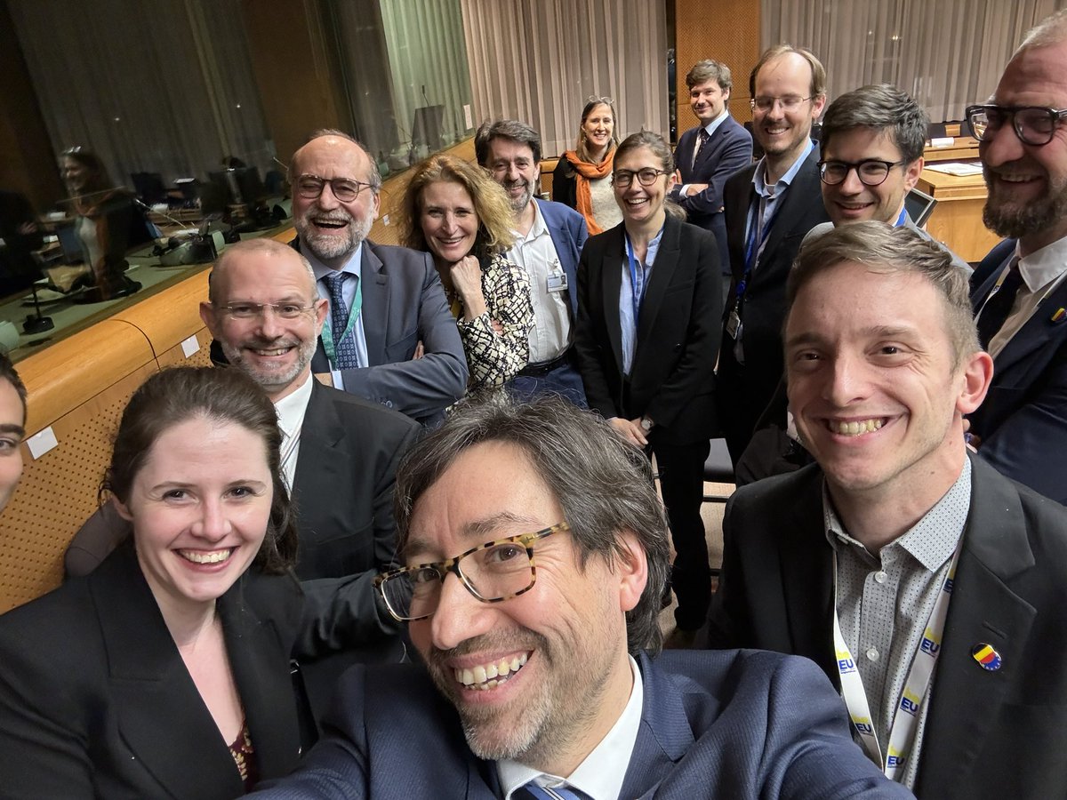 #BehindTheScenes of probably one of the longest trilogues under the Belgian Presidency @EU2024BE 🇧🇪🇪🇺.

After almost 17 hours, we made an agreement fly on the Single European Sky (#SES2+) ✈️!

Congrats to the negotiating teams of all sides for their willingness to make it work!