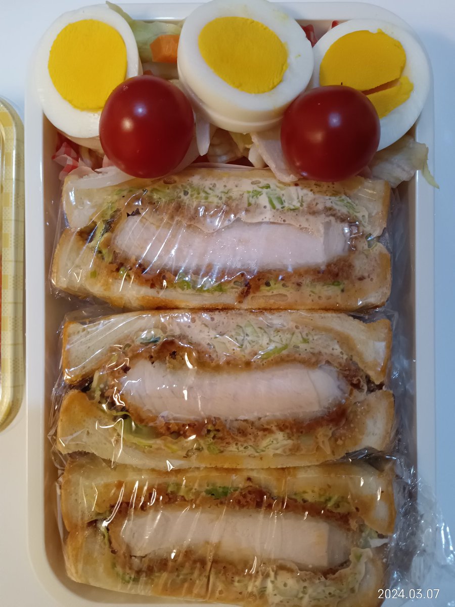 おはようございます🌷毎日夜にお米を洗って炊飯器にセットしているのですが、冷たさが少しやわらいできました🍚さて、本日は「カツサンド」を楽しみに残りの2日間仕事をがんばります！
#お弁当
#お弁当記録
#カツサンド
#冬