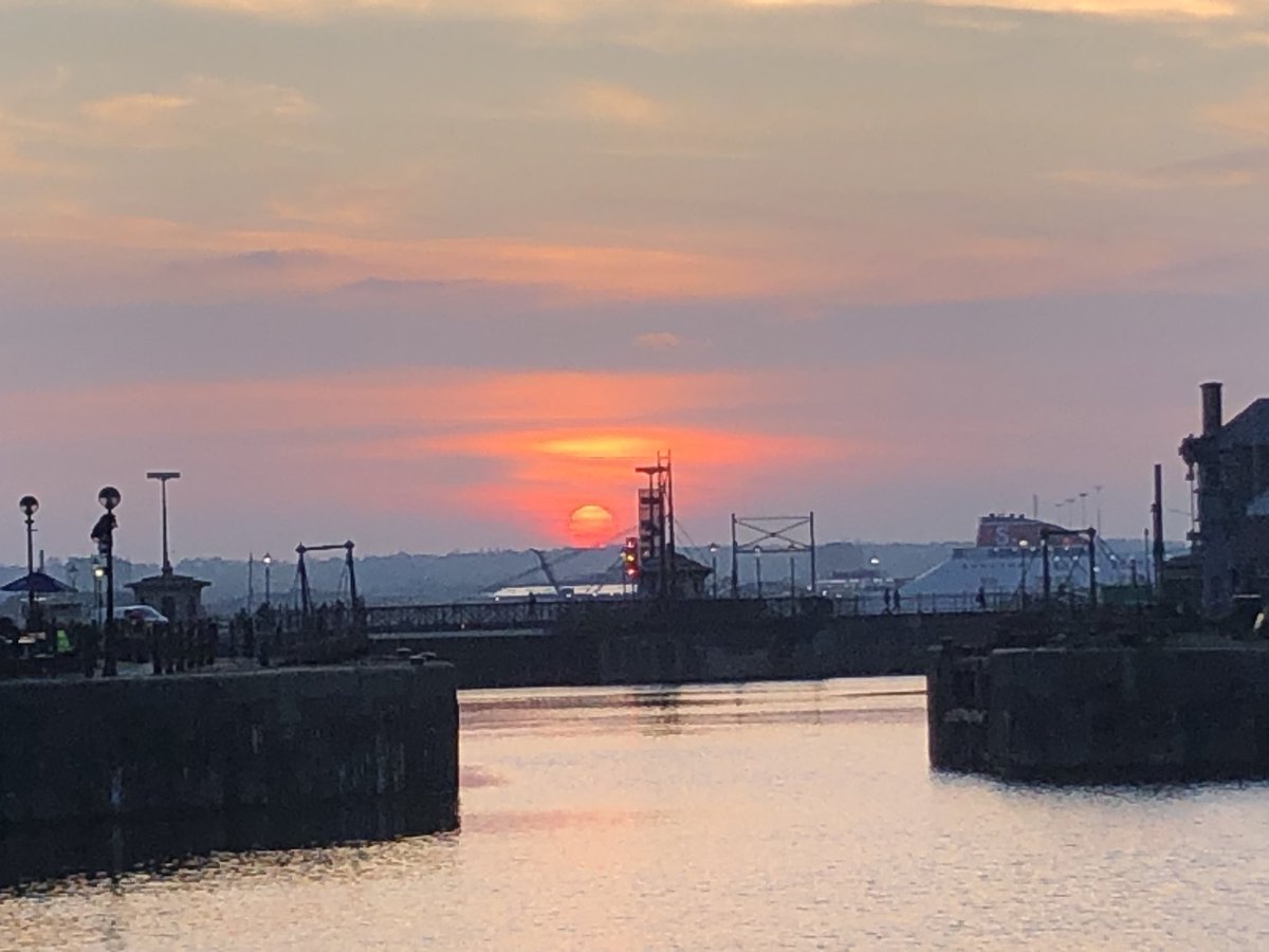 Great to celebrate our Athena Swan Silver successes @leedsdentistry  @LeedsHealthcare with colleagues at Leeds. @LeedsMedHealth @MedicineDean 
Great venue and sunset @AdvanceHE