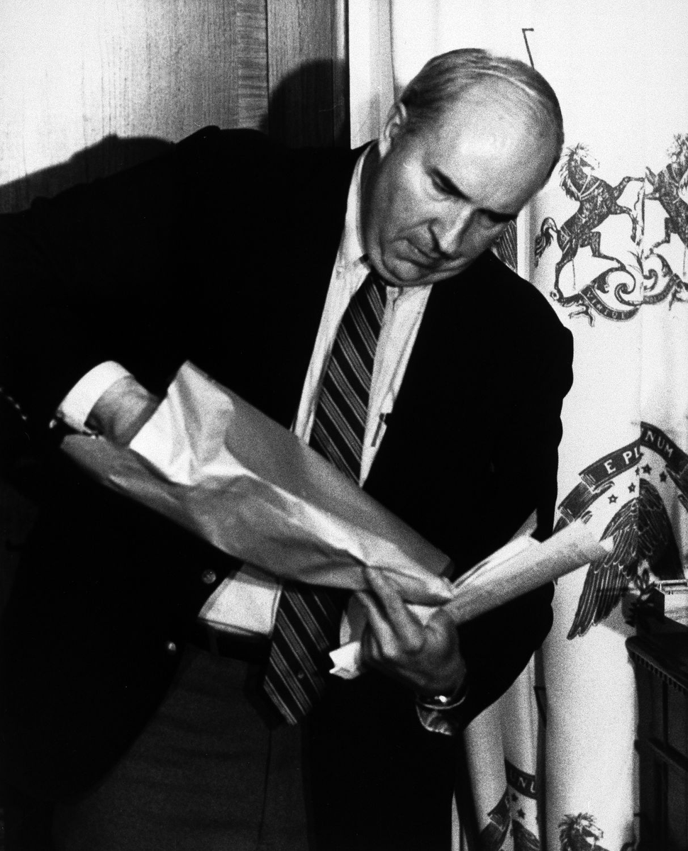 who_shot_jgr's tweet photo. ahh yeah here he comes, big double d, r budd dwyer himself, looks like he brought a
🎵CERVEZA CRISTAL🎵 https://t.co/kKL6sFTUPl