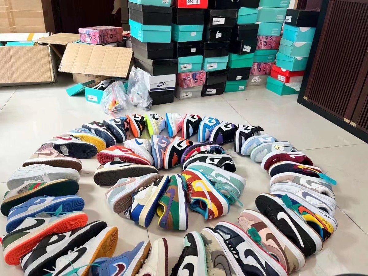 bright_mw's tweet photo. 120 pairs with original boxes 
1.7 million excluding shipping 
Original AIR JORDAN LOW and NIKE SB  only . 
Mixed sizes colors and design . 
Weight of 118 kg in total 
6 CTN .

Promotion 🔥🔥🔥

#RT please https://t.co/4LtwpbMDEC