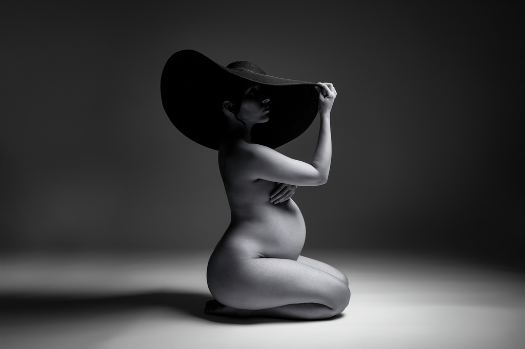 A silhouette that transcends time.⁠
⁠
#maternityphotoshoot #maternitystudio #studiophotography #editorialphotography #maternityfashion #glampregnancy #pregnancyreveal #pregnancyoutfits #pregnancyfashion #highfashion #maternityideas